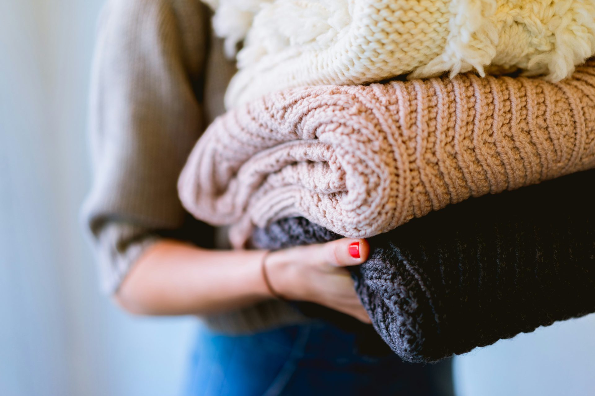 Person, die Strickwaren hält